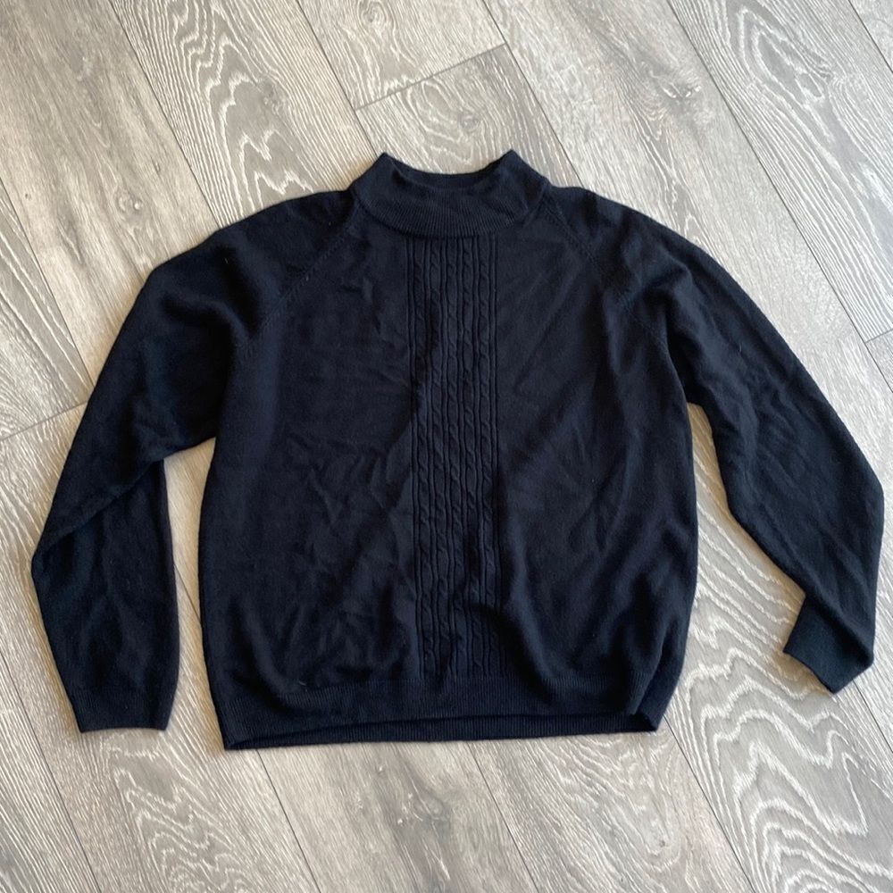 Crew neck black sweater